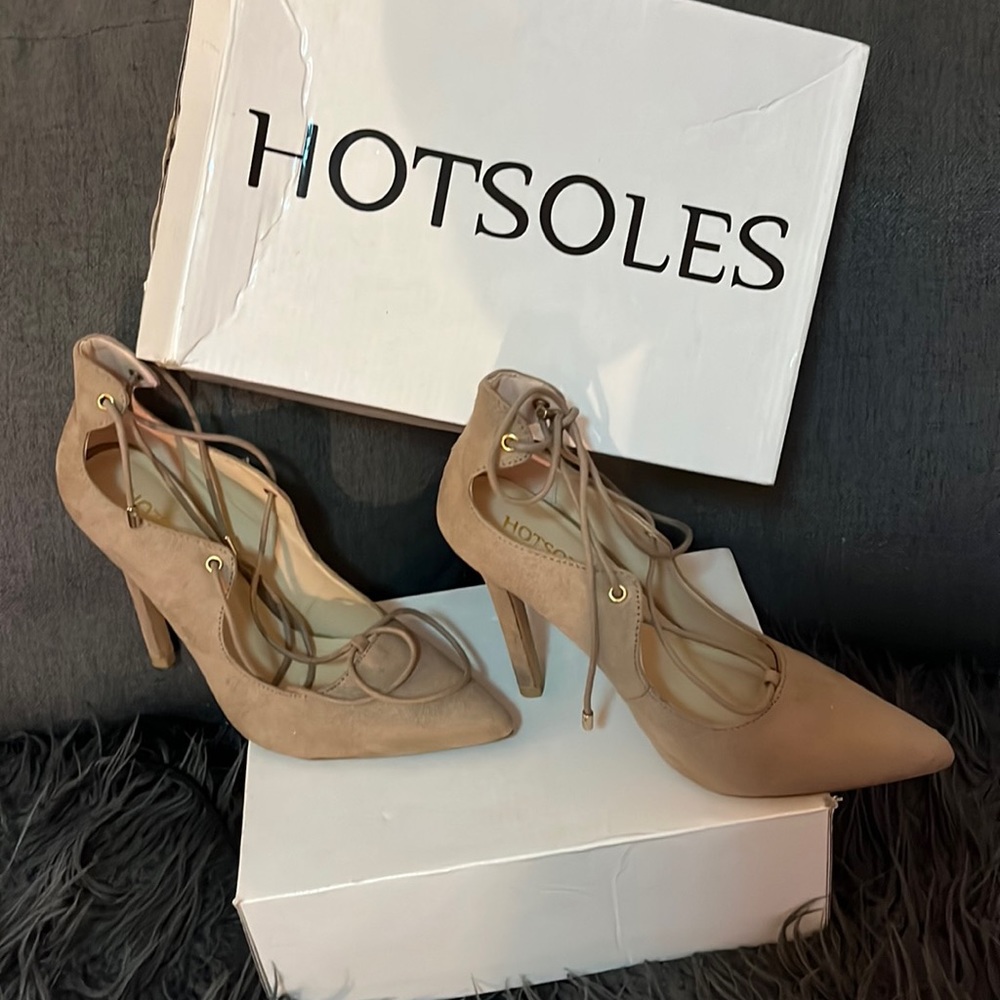NWT Women’s “HotSoles” -Woodpecker, Taupe Suede Size 7 2/$35